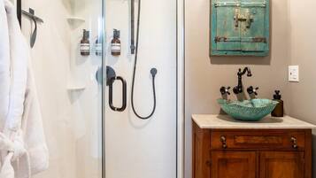Douche, sèche-cheveux, serviettes fournies, savon