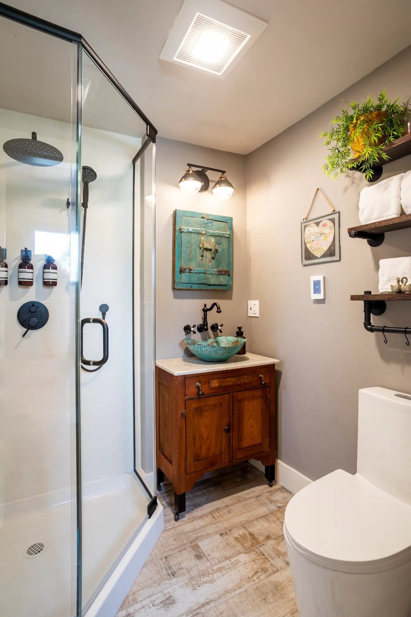 Douche, sèche-cheveux, serviettes fournies, savon