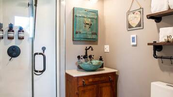 Douche, sèche-cheveux, serviettes fournies, savon