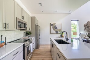 電子レンジ、オーブン、コンロ、食器洗い機