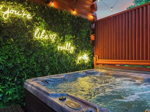 Outdoor spa tub
