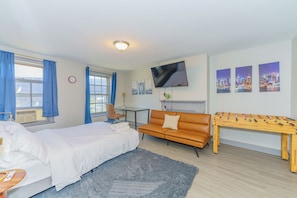 5 bedrooms, desk, iron/ironing board, travel crib