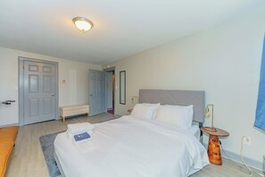 5 bedrooms, iron/ironing board, WiFi, bed sheets
