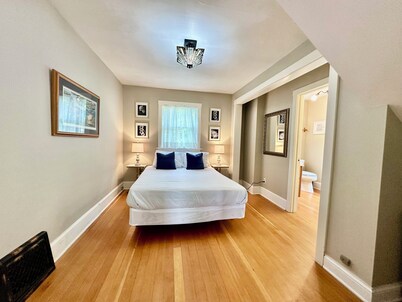 Spacious Walkable in Bayfield!! Lakeviews, Steps to Ferry, Marina & Downtown