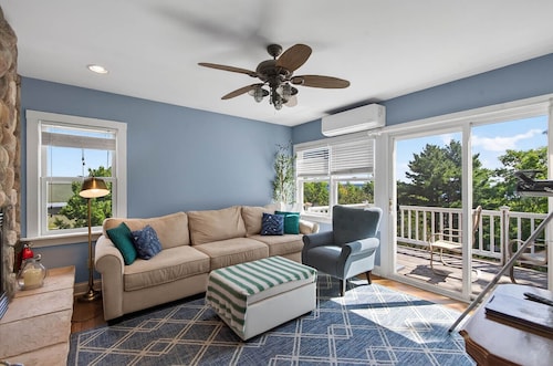 Top Location in the Heart of Bayfield, nearby the marina!