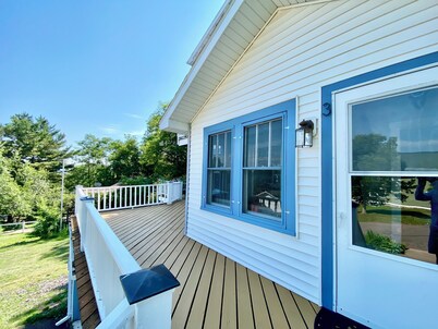 Spacious Walkable in Bayfield!! Lake Views, Steps to Ferry, Marina & Downtown
