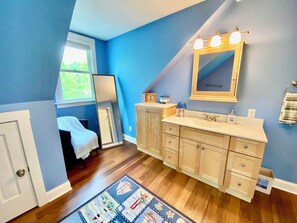 4 bedrooms, iron/ironing board, free WiFi, bed sheets - Downtown Bayfield Home W/ Lake Views, Near Ferry & Marina (Bayfield)