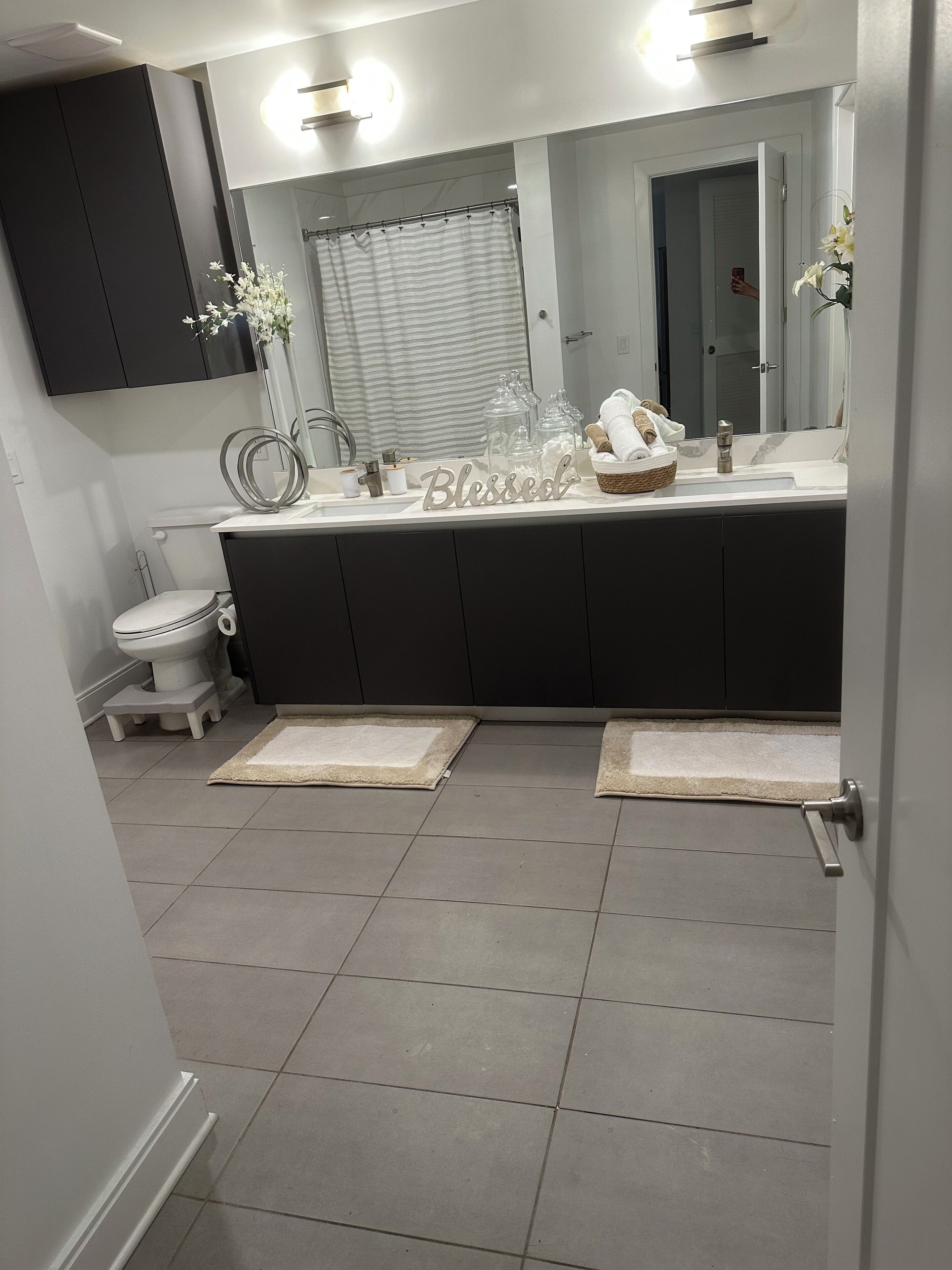 Een douche, handdoeken, zeep, toiletpapier