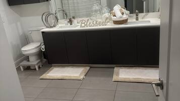 Een douche, handdoeken, zeep, toiletpapier