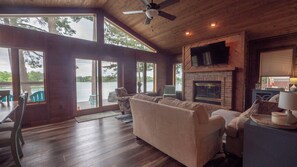 Smart-tv, een open haard, videospelletjes en boeken