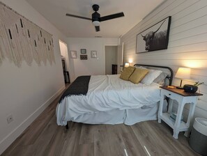 2 habitaciones, escritorio y tabla de planchar con plancha 