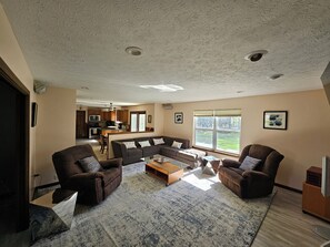 Smart-TV, peis, fotballspill og stereoanlegg