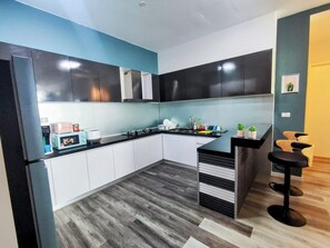 Fridge, microwave, stovetop, dishwasher