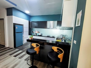 Fridge, microwave, stovetop, dishwasher
