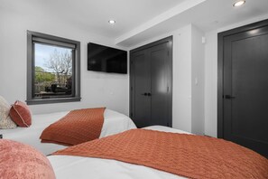 2 bedrooms, iron/ironing board, travel cot, free WiFi