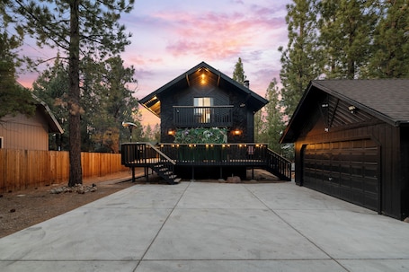 Exterior. StylishCabin, HotTub,FirePit,GameRm, 10Beds,EV,BBQ
