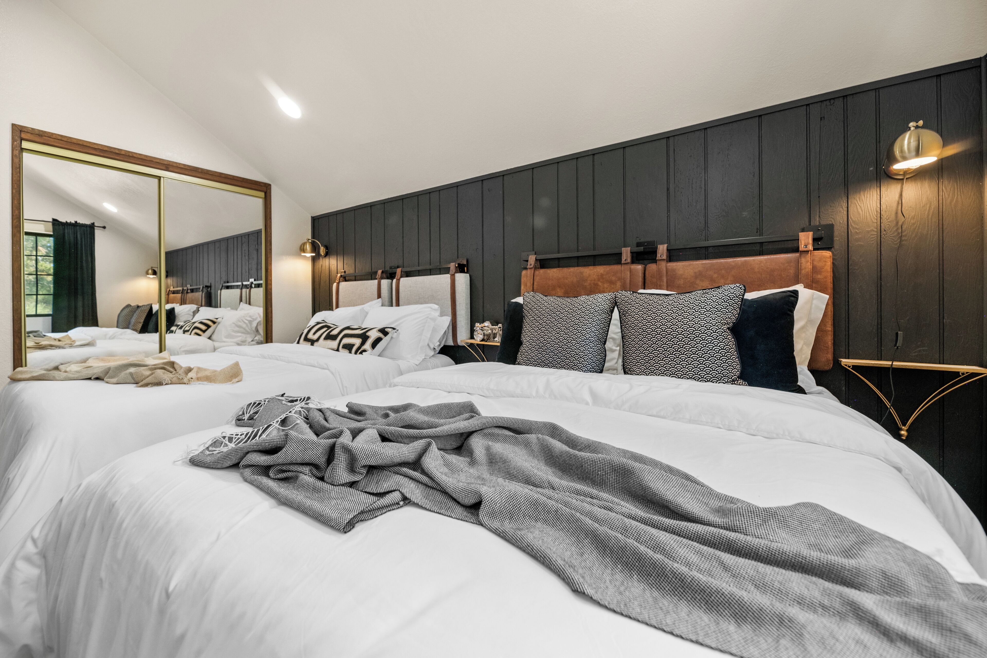 4 habitaciones, escritorio y tabla de planchar con plancha 