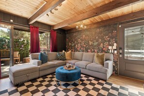 Una Smart TV, una chimenea, libros, una biblioteca de música