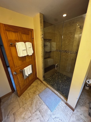 Regadera, secadora de cabello, toallas, papel de baño