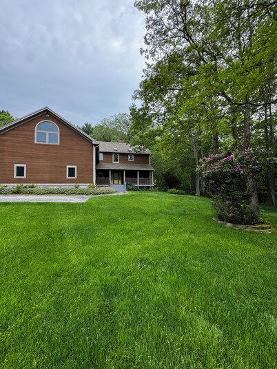 Charming Garden Cottage Near Bar Harbor village and Acadia National Park
