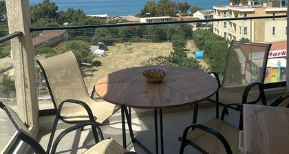 Modern seaview apartment just 5 min from restaurants and markets, free parking!”
