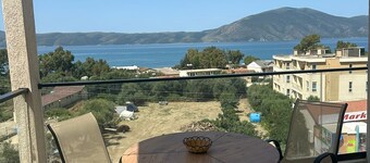 Modern seaview apartment just 5 min from restaurants and markets, free parking!”