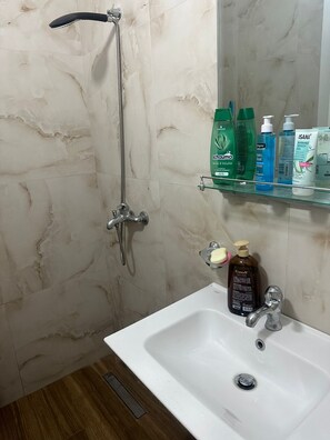 Haartrockner, Handtücher, Seife, Toilettenpapier