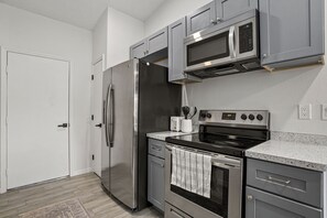 Mikrowelle, Ofen, Herdplatte, Geschirrspüler