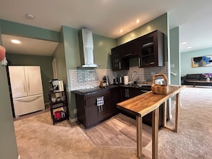 Réfrigérateur, micro-ondes, plaque de cuisson, cafetière/bouilloire