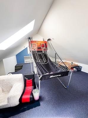 Games room - Spacious 5-bedroom house in charming Lee with WiFi (Lee)