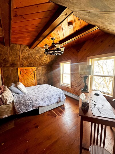 Spacious 5-bedroom house in charming Lee with WiFi