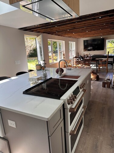 Spacious 5-bedroom house in charming Lee with WiFi