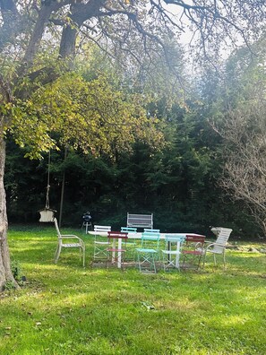 Outdoor dining - Spacious 5-bedroom house in charming Lee with WiFi (Lee)