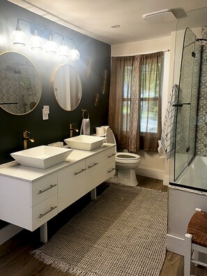 Shower, hair dryer, towels, soap - Spacious 5-bedroom house in charming Lee with WiFi (Lee)