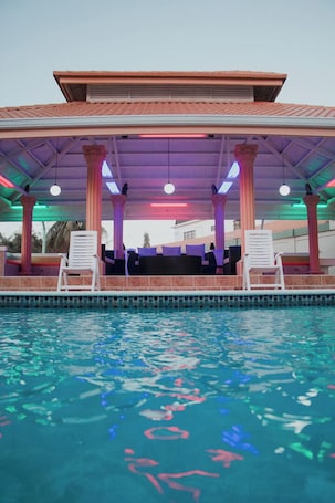 Una piscina al aire libre