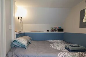 1 bedroom, iron/ironing board, WiFi, bed sheets - Walkable to downtown and MCV (Richmond)