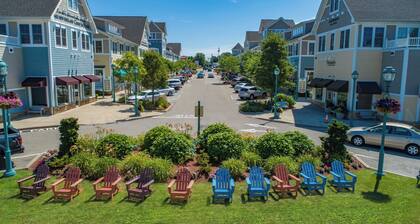 Modern Condo close to beaches with pool, walkable restaurants and brewery