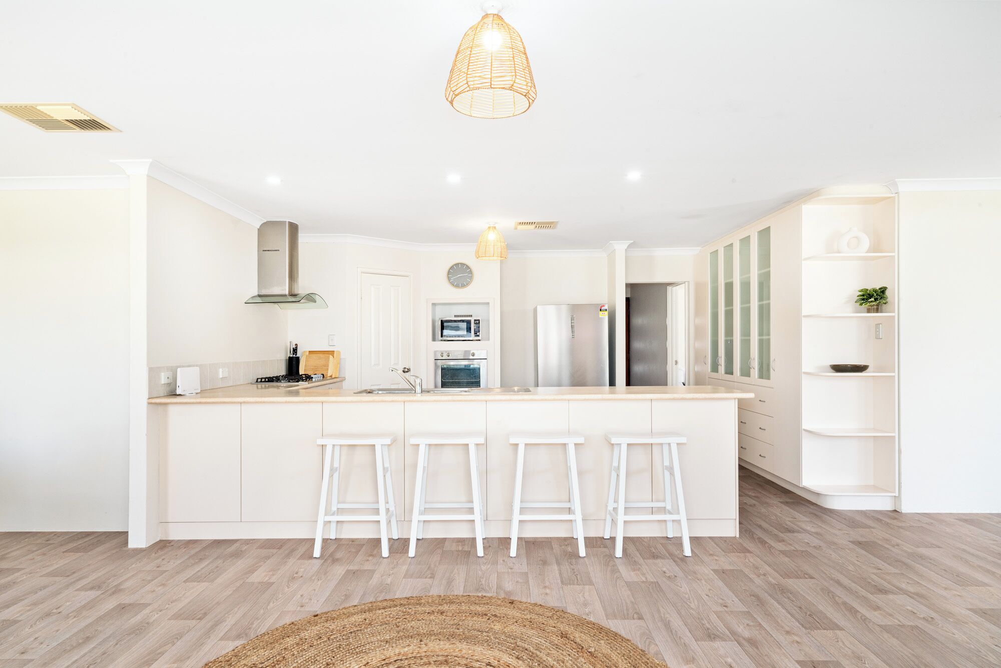 Køleskab, mikrobølgeovn, ovn, kogeplade