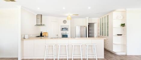 Geladeira, micro-ondas, fogão, cooktop