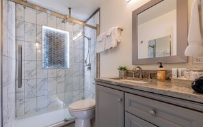 Douche, sèche-cheveux, serviettes fournies, savon