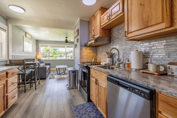 Mikrobølgeovn, ovn, kokeplater og oppvaskmaskin