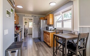 Microwave, oven, stovetop, dishwasher - Updated 2-bedroom home in Cody, WY! Sleeps up to 6, with A/C (Cody)