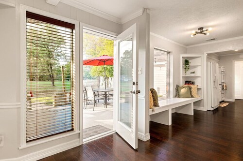 Elegant Colonial Retreat - The Woodlands & Conroe