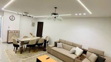 Smart TV, caminetto, libri