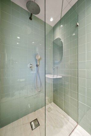 Asciugacapelli, asciugamani, sapone, shampoo
