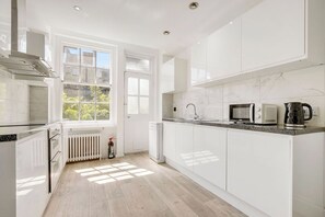 Mikrowelle, Ofen, Herdplatte, Geschirrspüler