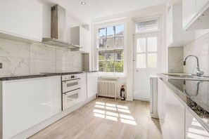 Four à micro-ondes, un four, surface de cuisson, lave-vaisselle