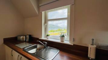 Microwave, oven, dishwasher, coffee/tea maker