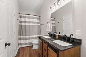 Hair dryer, towels, soap, shampoo - New build | Kids area | Hottub | Firepit | 4BR 2BA (Rockbridge)