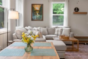 Televisor intel·ligent, futbolí i llibres 